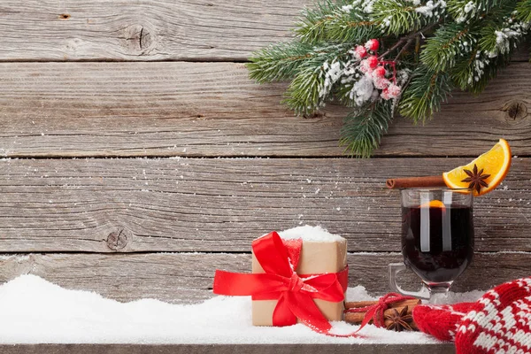 Weihnachtsgeschenkbox Glühwein Heißgetränk Fäustlinge Und Tannenzweig Auf Holzgrund — Stockfoto