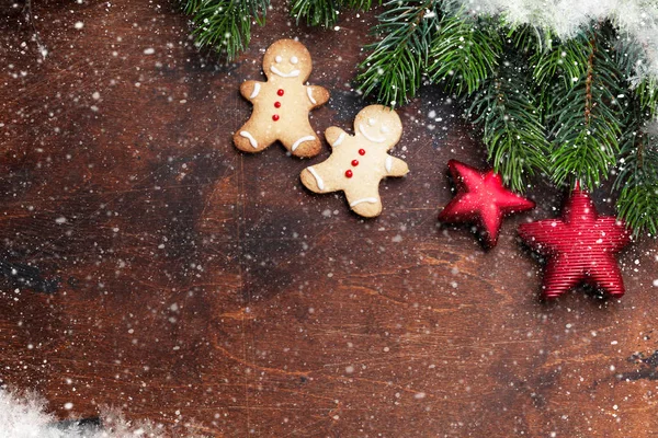 Noel Gingerbread Çerezleri Dekor Xmas Köknar Ağacı Dalı Ahşap Zemin — Stok fotoğraf