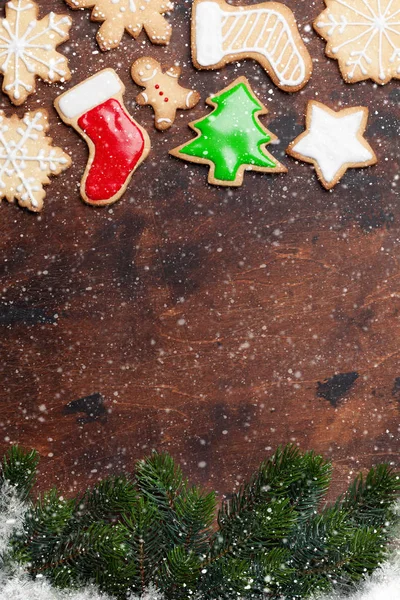 Badrand Met Peperkoek Kerstkoekjes Xmas Fir Boomtakken Houten Backdground — Stockfoto