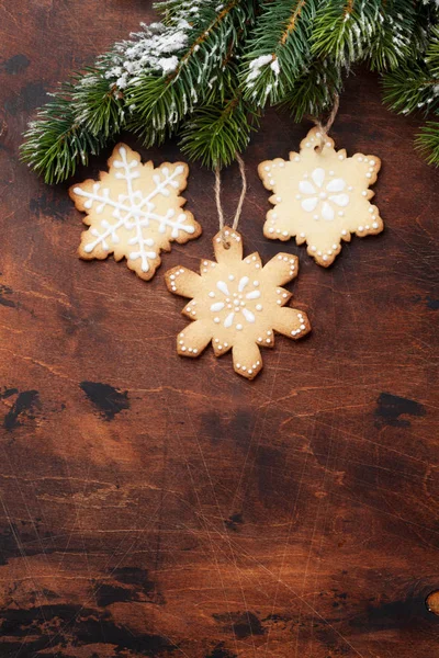 クリスマスのジンジャーブレッド クッキーと木製の背景をクリスマスもみの木の枝 — ストック写真