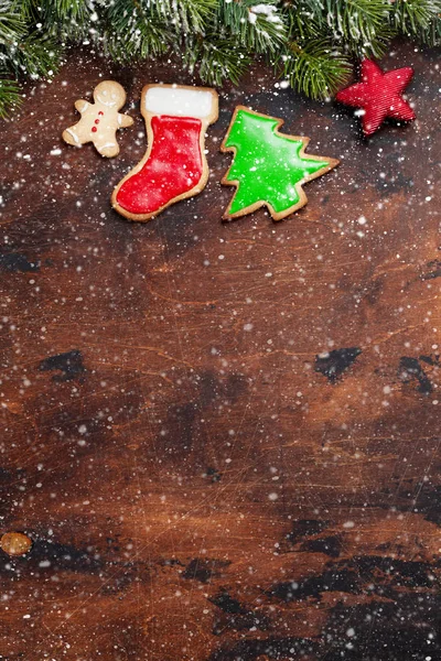 Vánoční Rám Domácí Perník Cookies Jedle Větev Stromu Dřevěné Pozadí — Stock fotografie