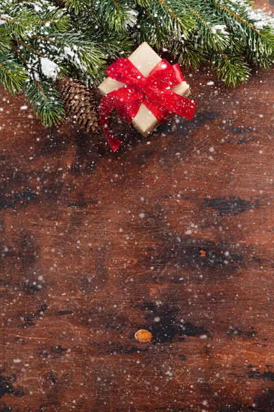 Caja Regalo Navidad Rama Abeto Cubierta Nieve Sobre Fondo Madera —  Fotos de Stock