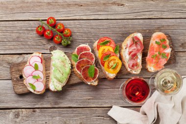 şarap ile geleneksel İspanyol bruschetta aperatifler servis