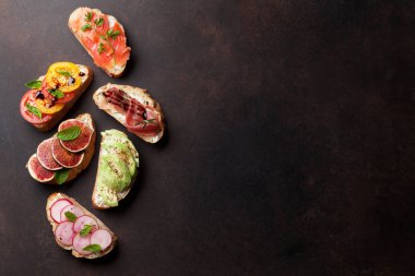 Geleneksel İspanyolca tapas bruschetta karanlık taş zemin üzerine