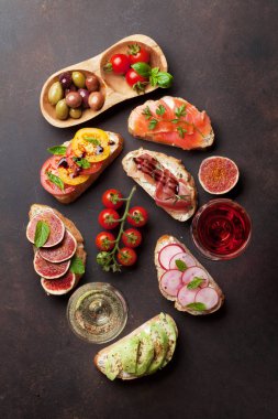 şarap ile geleneksel İspanyol bruschetta aperatifler servis