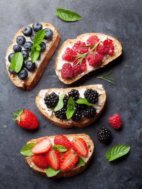 Geleneksel İspanyol bruschetta çeşitli çilek ile
