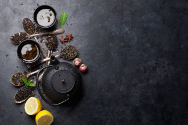 Çeşitli çay ve çaydanlık. Siyah, yeşil ve kırmızı çay. Metin alanı olan üstten görünüm