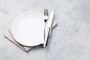 Masa ayarı. Boş tabak, bıçak, çatal ve peçete. Üst görünüm ve düz yatış alanı kopyala