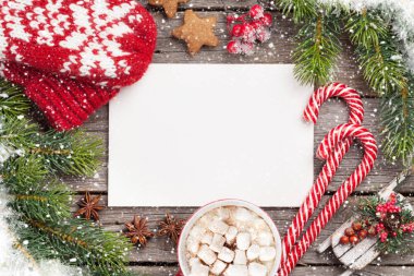 Noel tebrik kartı, kahve ve kar köknar ağacı. Senin Noel dilek yeri olan Üstten Görünüm