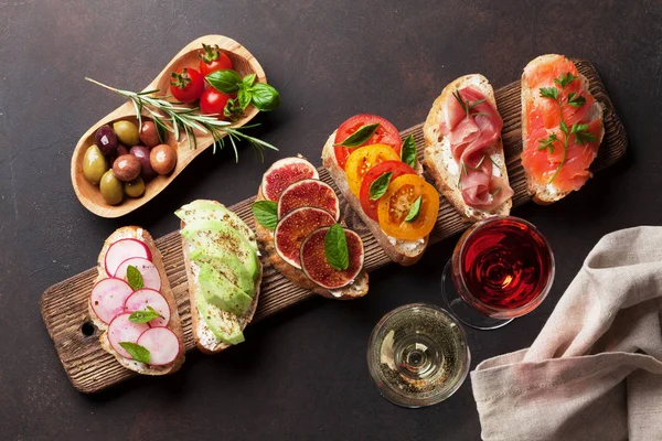 Snack Tradizionali Spagnoli Alla Bruschetta Serviti Con Vino — Foto Stock