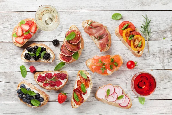 Snack Tradizionali Spagnoli Alla Bruschetta Serviti Con Vino — Foto Stock