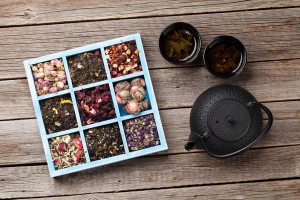 各种茶和茶壶 盒子里有黑茶 绿茶和红茶 顶视图 — 图库照片