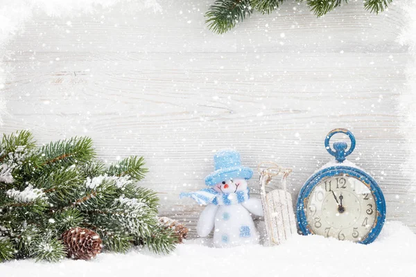 Juguete Muñeco Nieve Navidad Despertador Rama Abeto Cubierta Nieve Frente — Foto de Stock