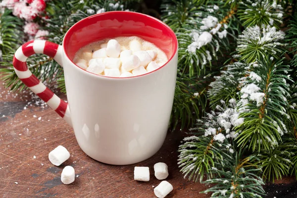 木製の背景に雪で覆われて マシュマロとモミの木の枝とホット チョコレートのカップで グリーティング カード クリスマス — ストック写真