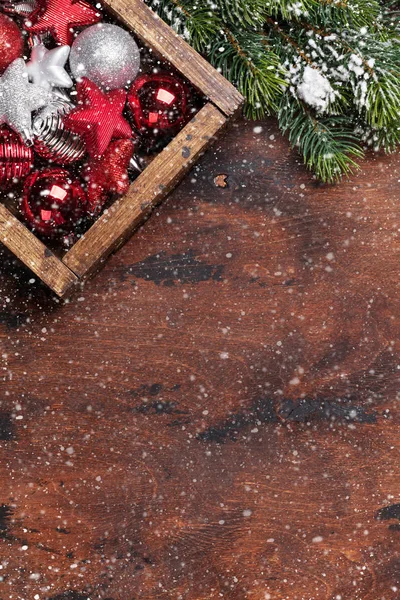Рождественский Декор Ветка Елки Покрытые Снегом Деревянном Фоне Вид Сверху — стоковое фото