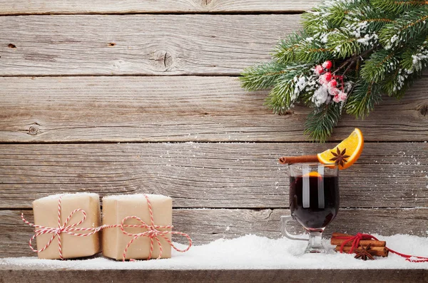 クリスマス ギフト用の箱 グリュー ワインのホットド リンク 木製の背景にクリスマスもみの木の枝 — ストック写真