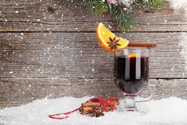 Cup Mulled Wine Spices Fir Tree Branch Covered Snow Wooden — Stock Photo, Image