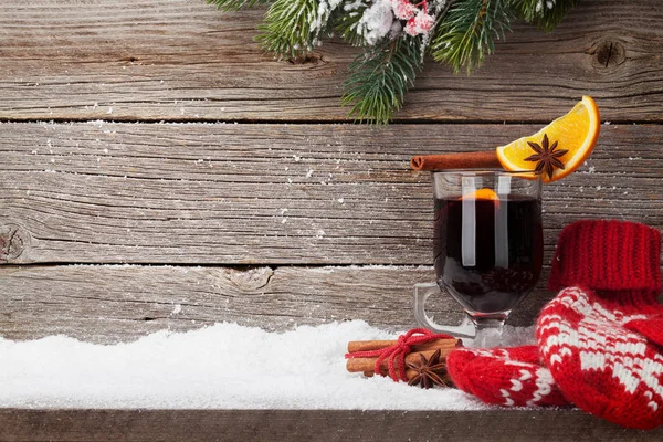 Tarjeta Navidad Con Vino Caliente Con Especias Mitones Rama Abeto —  Fotos de Stock