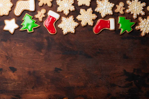 Kerstkaart Met Peperkoek Cookies Houten Achtergrond — Stockfoto