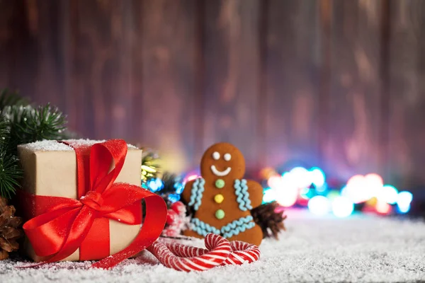 クリスマス プレゼント ボックス キャンディー ジンジャーブレッド男と雪モミの木 コピー スペース クリスマス グリーティング カード — ストック写真