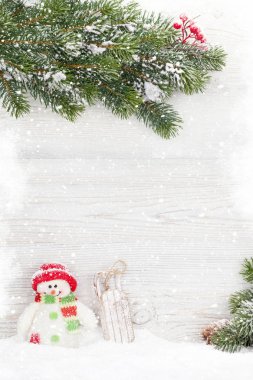Noel kardan adam ve kızak oyuncaklar ve köknar ağacı dalı. Xmas zemin kopya alanı ile