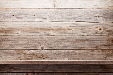 Boş ahşap raf kopya alanı ile ahşap duvar önünde