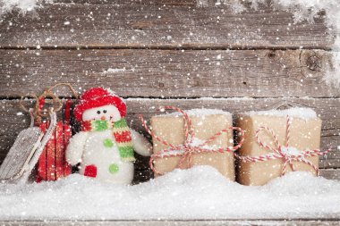 Noel hediye kutuları ve kardan adam oyuncak. Selam yeri olan görüntülemek