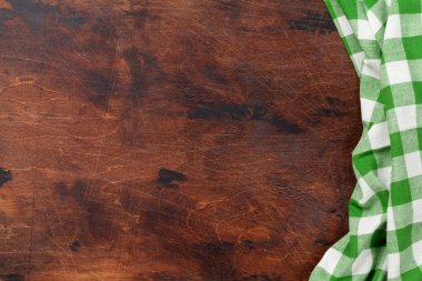 Yeşil ekoseli Mutfak havlu ile ahşap masa yemek