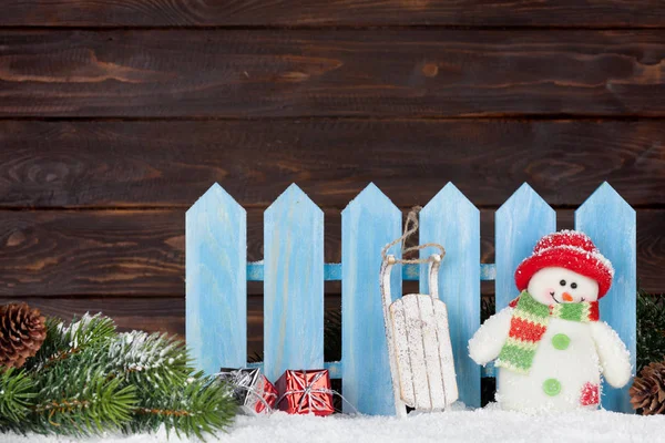 Weihnachten Schneemann Und Schlitten Spielzeug Und Tannenzweig Weihnachtskulisse Mit Kopierraum — Stockfoto