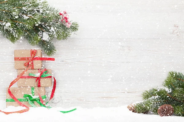 Christmas Presentaskar Och Xmas Fir Tree Grenar Trä Bakgrund — Stockfoto