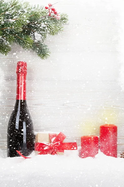 Рождественские Подарочные Коробки Бутылка Шампанского Ветка Елки Вид Пространством Приветствий — стоковое фото