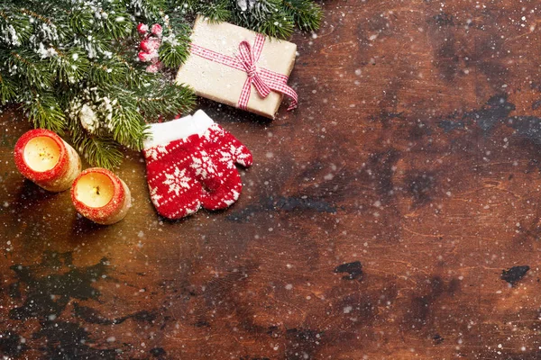 Рождественская Подарочная Коробка Свечи Ветка Елки Покрытые Снегом Деревянном Фоне — стоковое фото