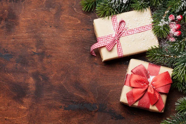 Vánoční Dárkové Krabice Větev Stromu Jedle Věčným Sněhem Dřevěné Pozadí — Stock fotografie