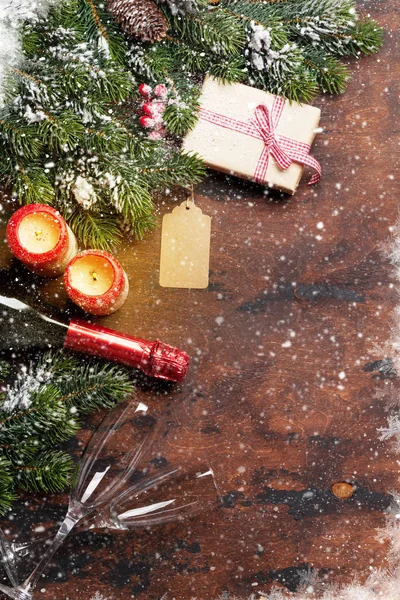 Scatola Regalo Natale Candele Champagne Ramo Abete Ricoperto Neve Sfondo — Foto Stock