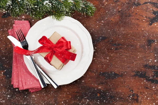 圣诞餐桌设置与礼品盒和冷杉树枝覆盖在木质的背景雪 带空间的顶部视图 供您问候 — 图库照片