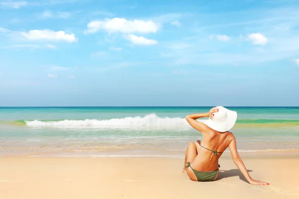 若い魅力的な女性は ビーチでリラックスします 明るい砂 青い空とクリスタルの海 熱帯のビーチの休暇の概念 コピー スペース — ストック写真