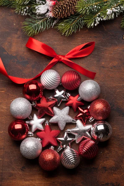 Χριστουγεννιάτικη Κάρτα Αστέρι Στολίδια Κόκκινο Φιόγκο Και Έλατα Κλαδιά Δέντρων — Φωτογραφία Αρχείου