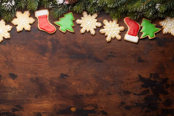 Vánoční Perníčky Větve Stromů Jedle Dřevěné Pozadí — Stock fotografie