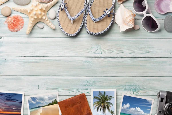 Concepto Mesa Vacaciones Viaje Con Cámara Pasaporte Artículos Fotos Verano — Foto de Stock