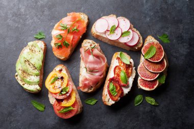 Geleneksel İspanyolca tapas bruschetta karanlık taş zemin üzerine