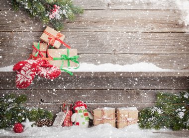 Noel hediye kutuları ve xmas köknar ağacı dalı. Selam yeri olan görüntülemek