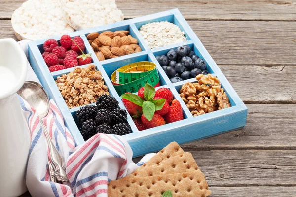 Desayuno Saludable Con Muesli Bayas Nueces Leche —  Fotos de Stock