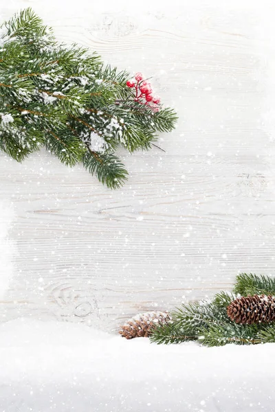 Noel Köknar Ağacı Ahşap Arka Plan Üzerinde Kar Kapsamında Şube — Stok fotoğraf