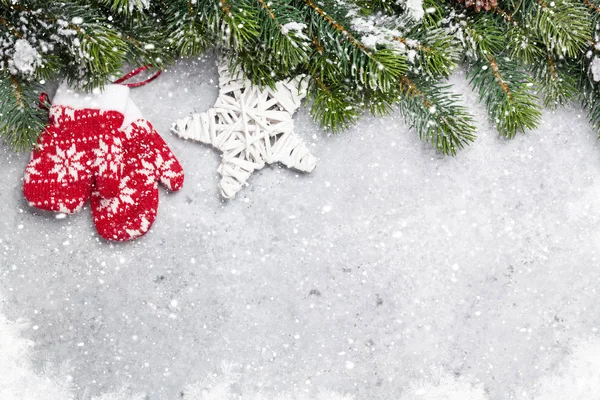 圣诞冷杉树枝上覆盖着积雪和装饰的石头背景 圣诞节背景为您的贺卡与文本空间 — 图库照片