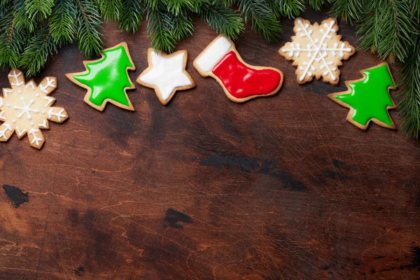 Badrand Met Peperkoek Kerstkoekjes Xmas Fir Boomtakken Houten Backdground — Stockfoto