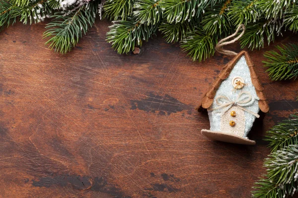 Christmas Gratulationskort Med Inredning Och Fir Trädgren Snötäckt Trä Bakgrund — Stockfoto