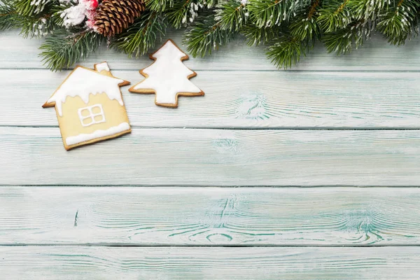 Tarjeta Felicitación Navideña Con Galletas Jengibre Abeto Sobre Fondo Madera —  Fotos de Stock