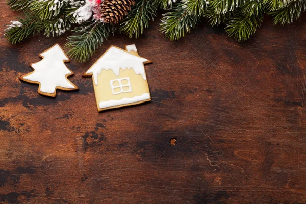 ジンジャーブレッドのクッキーと木製の背景にモミの木のクリスマス グリーティング カード あなたの挨拶のためのスペースの平面図です フラットを置く — ストック写真