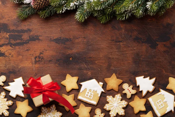 Christmas Wenskaart Met Gingerbread Koekjes Doos Van Gift Houten Achtergrond — Stockfoto