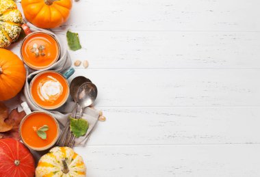 Sonbahar Vejetaryen Kabak kremalı çorba ahşap masa üzerinde. Kopya alanı ile üstten görünüm